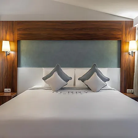 Hotel Berry Blue Side